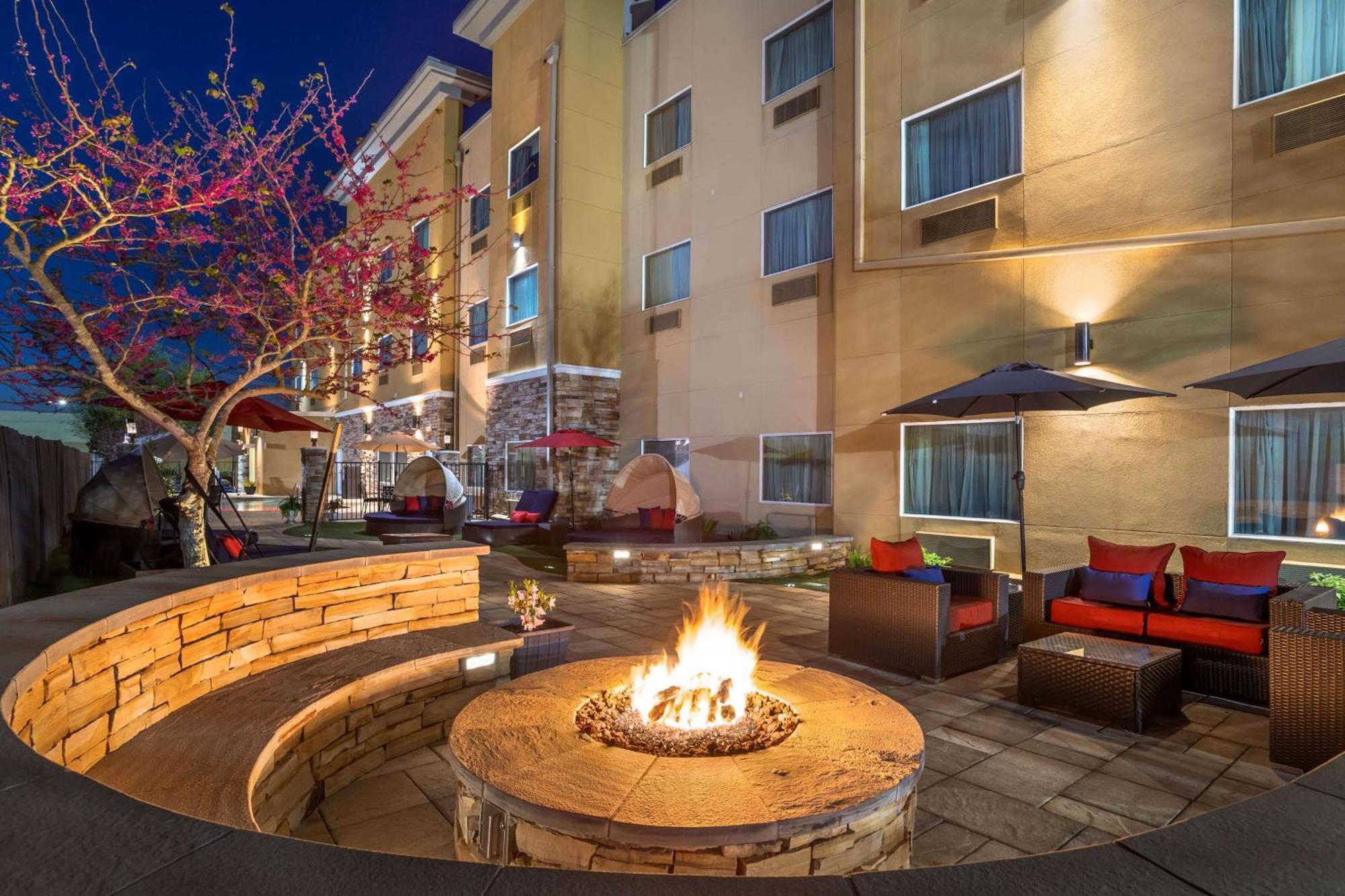 Best Western Plus Lake Jackson Inn & Suites Exterior photo